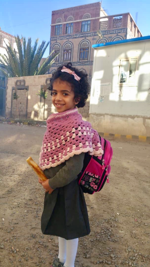  Aseel on her way to school. She is fortunate to still get a piece of bread to get her through the morning. Before the war 1 kg flour cost 80 Yemeni Rial, today it costs 350. 10kg of rice used to cost 3500 Yemeni Rial, ca. 5 US $, nowadays 10 kg cost 10500